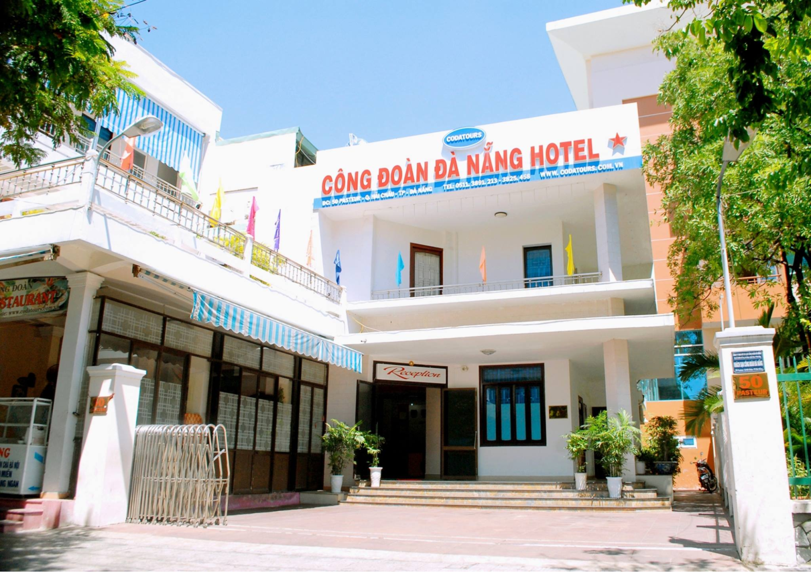 Khách sạn nằm trong khu vực an ninh, tọa lạc ngay tại Trung tâm thành phố