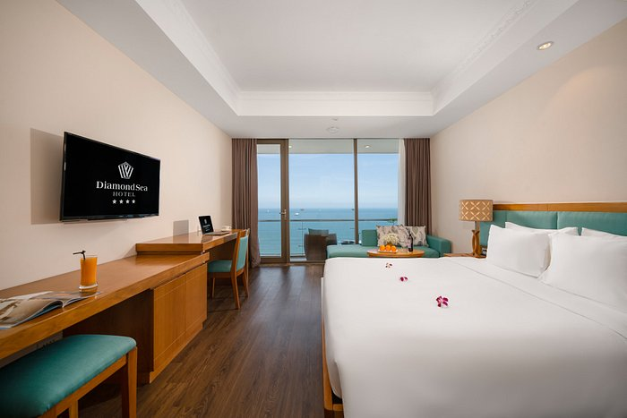 Khách sạn có view đẹp nhìn thẳng ra biển được trang bị tiện nghi đầy đủ