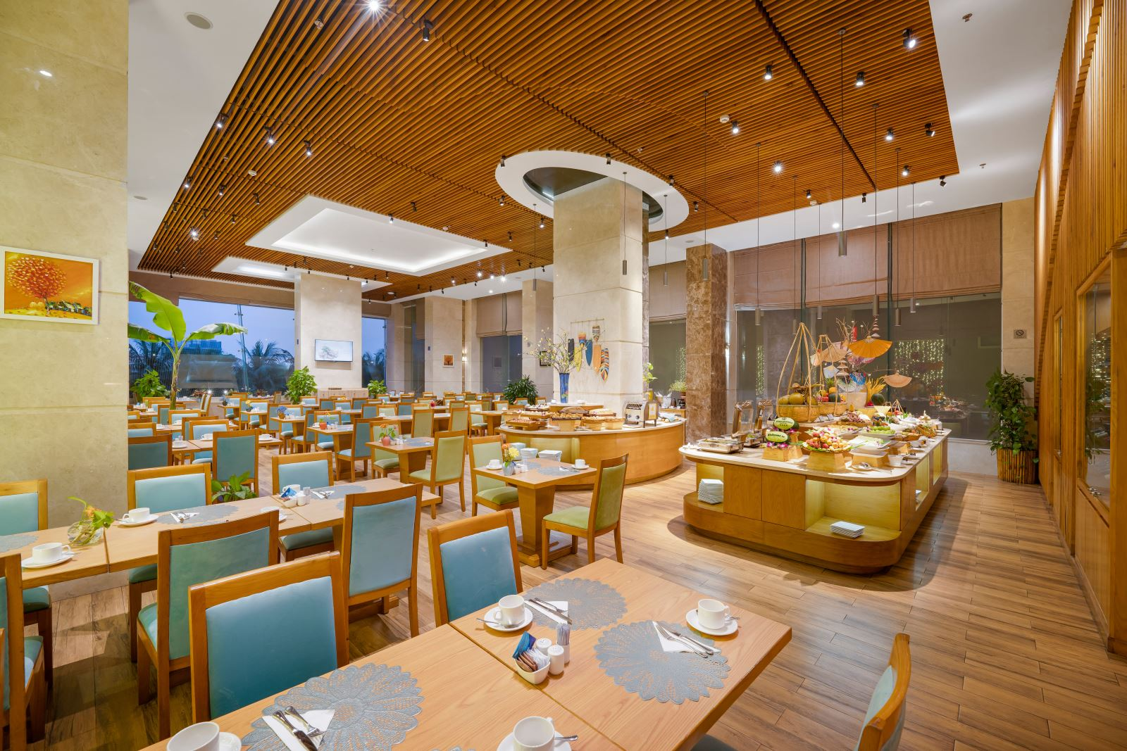 Nhà hàng Honolulu phục vụ bữa sáng, trưa và tối với thực đơn Âu, Á và các món ăn truyền thống của Việt Nam
