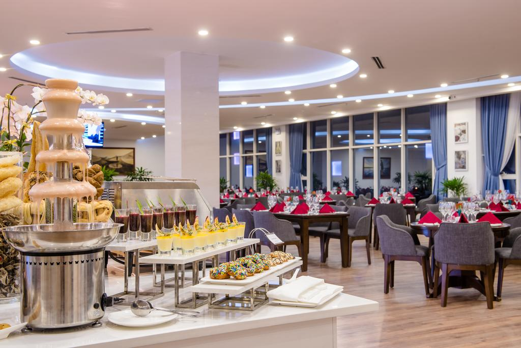 Nhà hàng Lotus Wine Dine có sức chứa trên 300 chỗ ngồi thiên đường ẩm thực ngay trong khách sạn