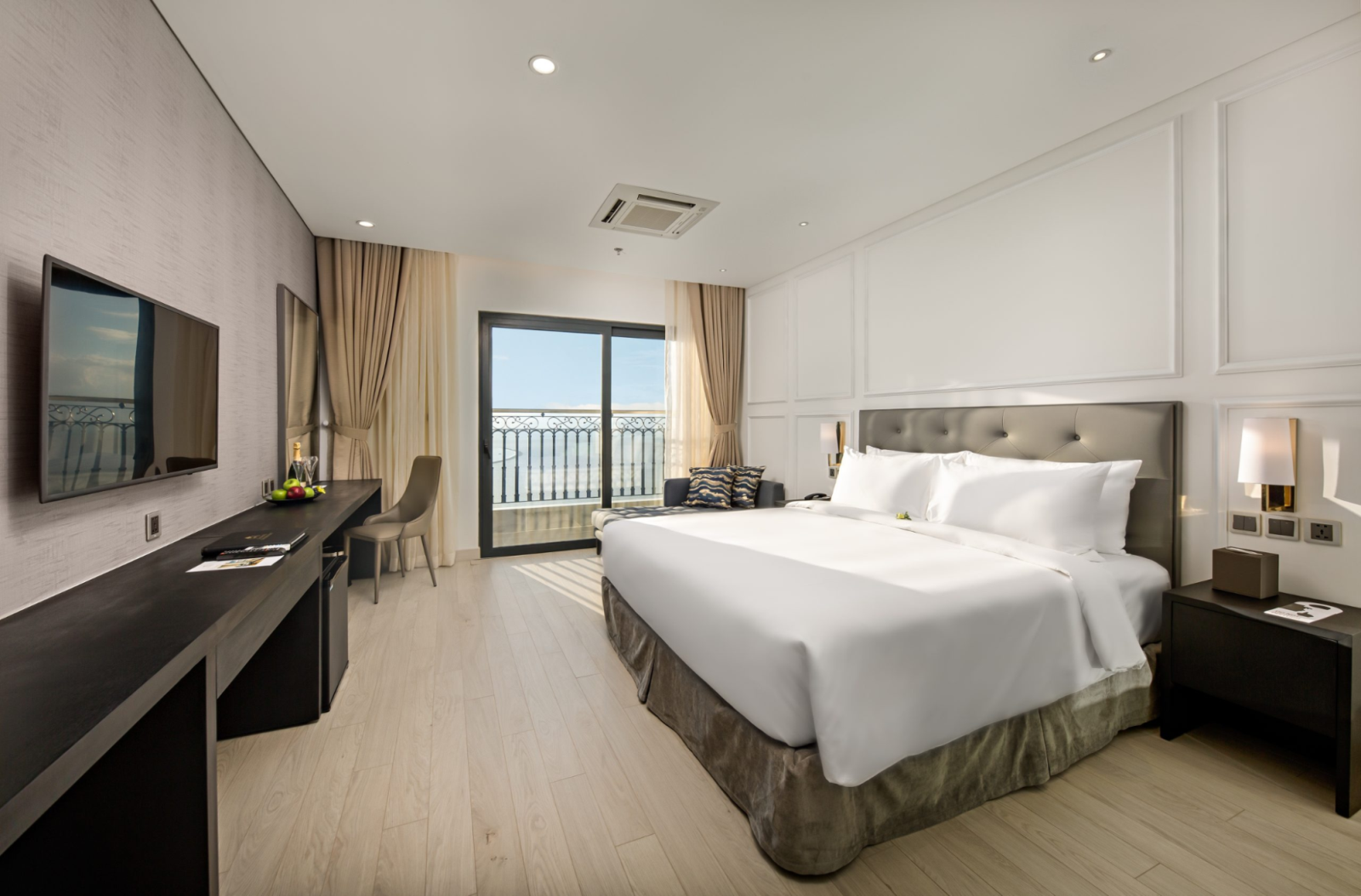 Khách sạn dát vàng Đà Nẵng hay Wyndham Danang Golden Bay Hotel