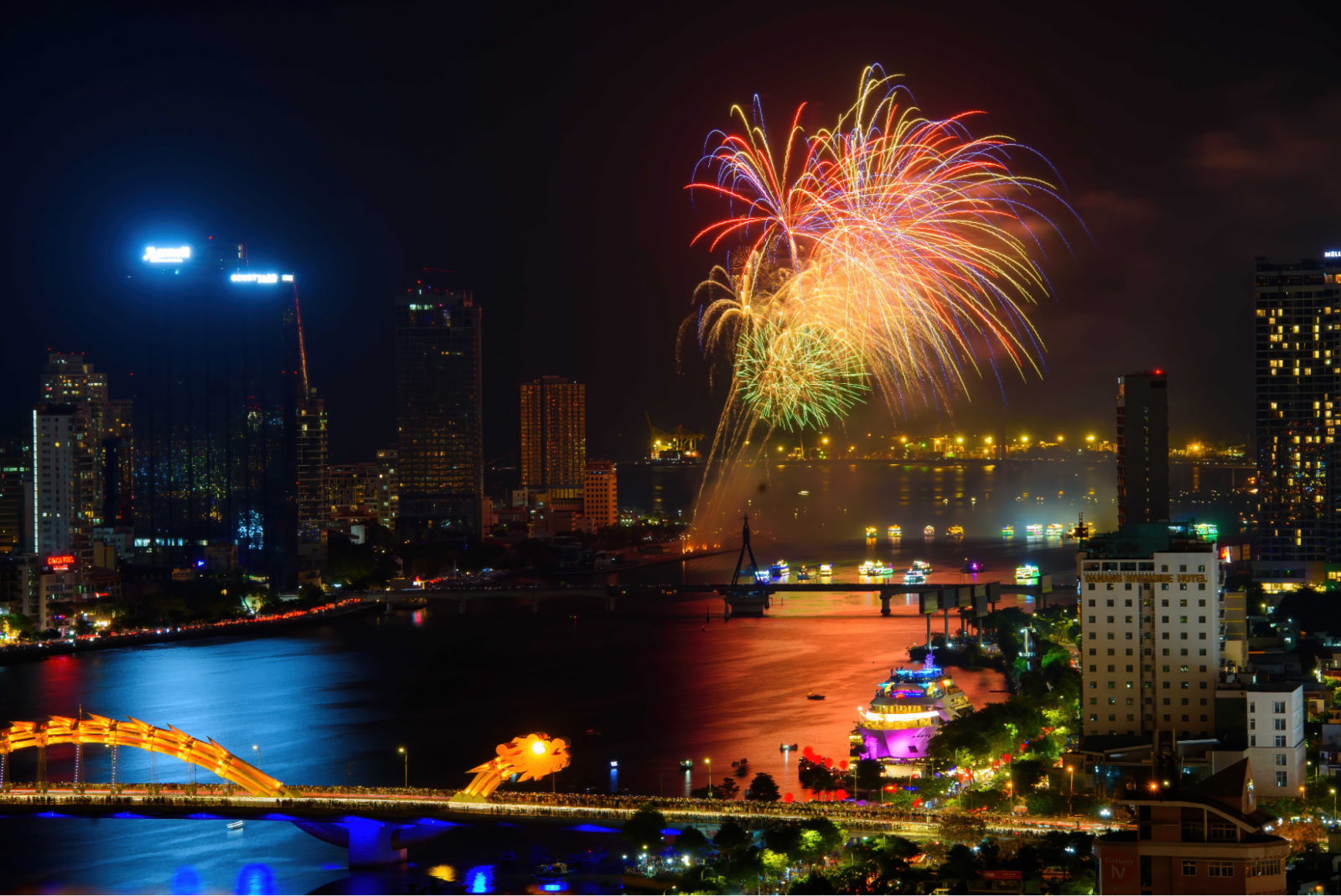 Bạn dễ dàng quan sát khung cảnh bắn pháo hoa trong đêm lễ hội DIFF 2024 ở cầu sông Hàn