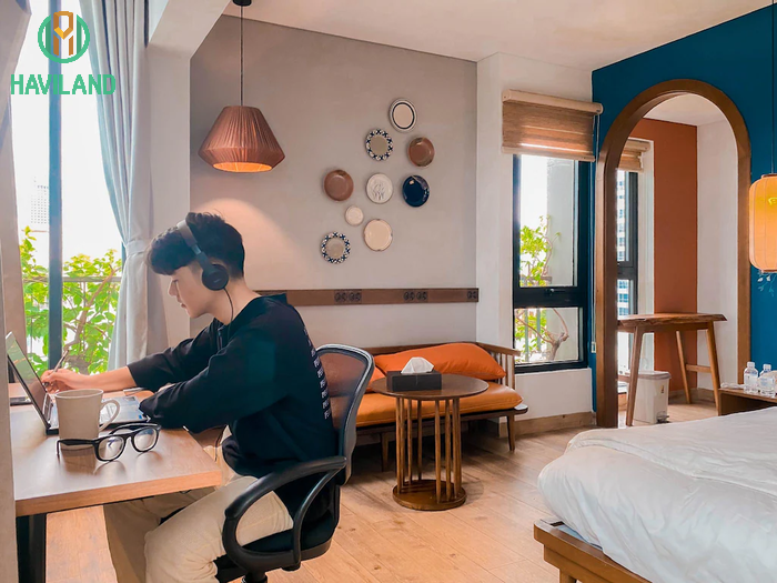 Không gian làm việc tại phòng Suite, view nhìn ra thành phố tại Seahorse Tropical Đà Nẵng Hotel   