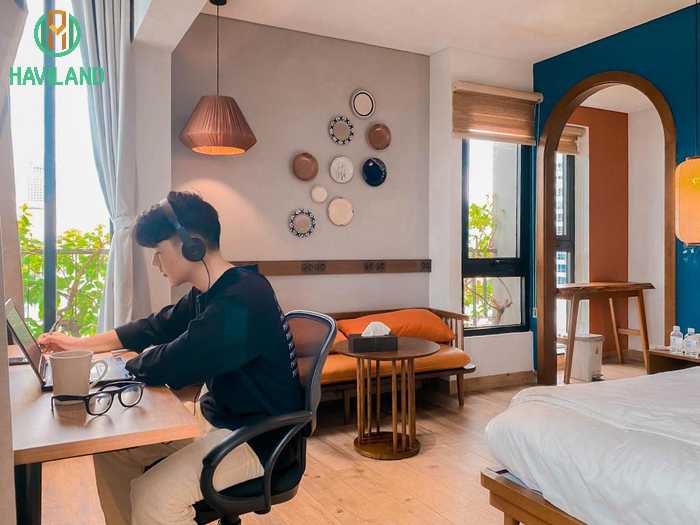 Bàn làm việc là nội thất thiết yếu trong quá trình công tác tại Đà Nẵng, bạn hoàn toàn xử lý công việc trực tiếp tại phòng với không gian riêng tư