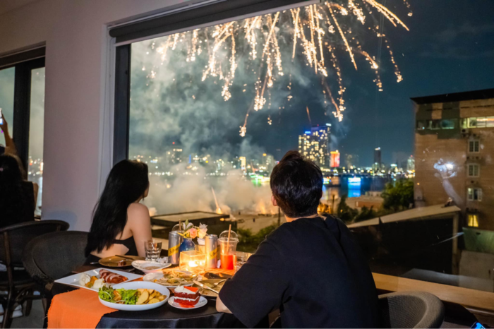 Không gian nhà hàng hoàn toàn có thể ngắm nhìn toàn cảnh pháo hoa trong dịp DIFF tại Đà Nẵng