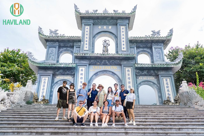 Nhóm du khách Hàn - Nhật - Anh - Indo check in tại chùa Linh Ứng, địa điểm nằm trong chiến dịch Havi Tour