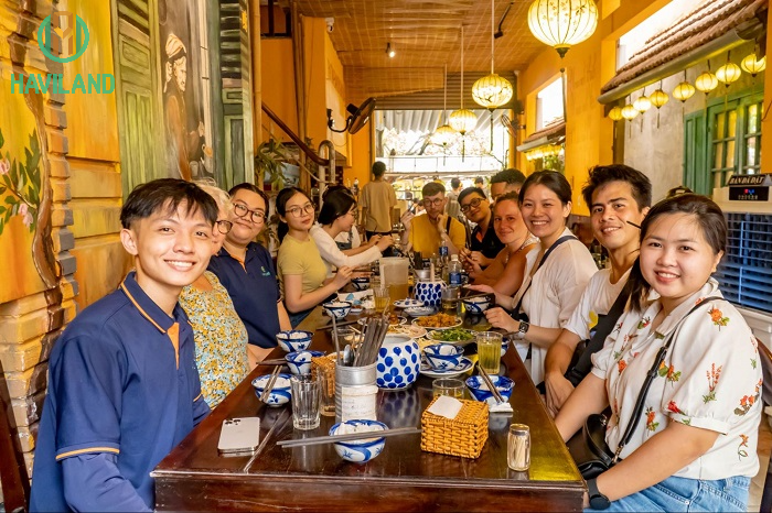 Nhóm du khách trải nghiệm ẩm thực địa phương nổi tiếng tại Đà Nẵng