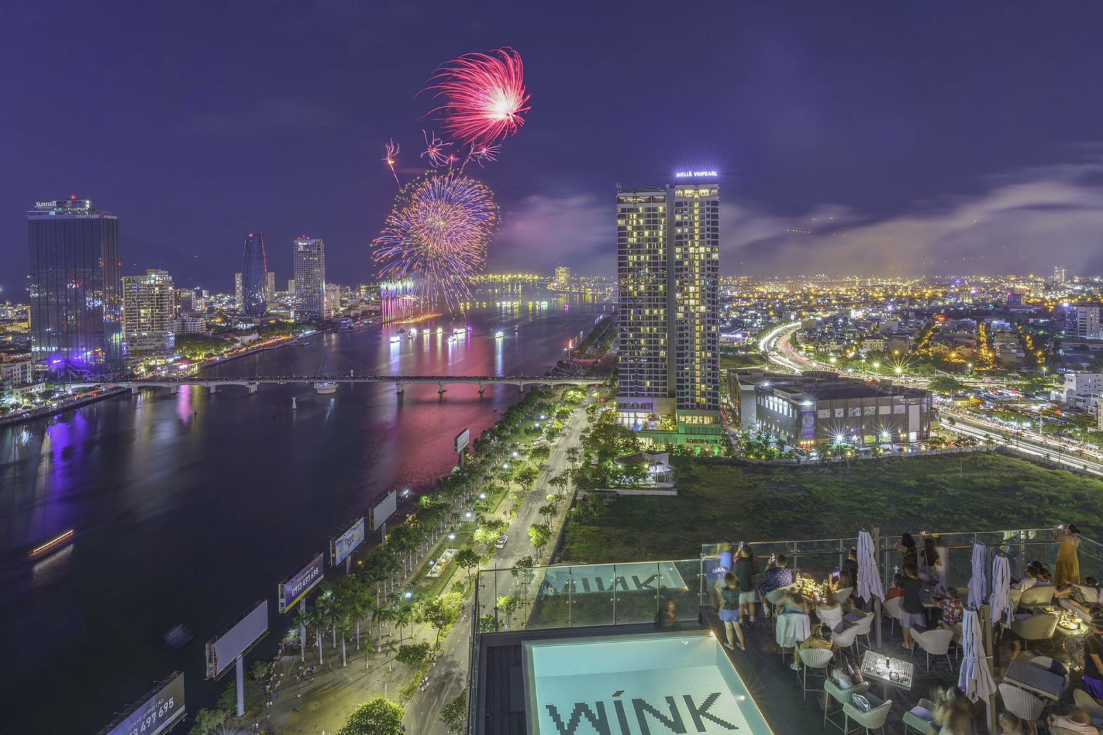 Thả ga ăn uống với tiệc Buffet tại không gian Rooftop, thưởng thức bữa tiệc pháo hoa tại độ cao có tầm nhìn 360 độ (Nguồn: Wink Hotel)